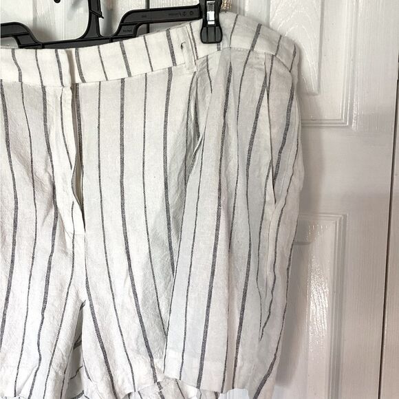 Old Navy - Women’s Taylor Extra High Rise Cream & Navy Shorts - 2X - Picture 2 of 5